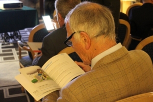 Uno degli invitati sfgolia la brochure realizzata per Cassa Galeno secondo le tecniche dello storytelling